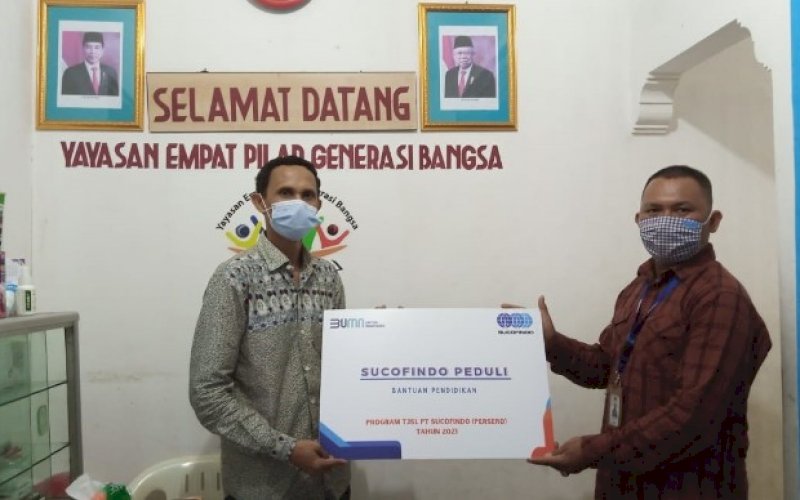 BANTUAN. PT Sucofindo (Persero) menyalurkan bantuan kepada Yayasan Empat Pilar Generasi Bangsa. foto: humas sucofindo