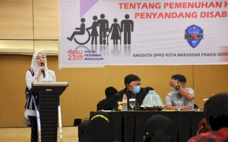 SOSIALISASI PERDA. Anggota DPRD Kota Makassar, Budi Hastuti, menyosialisasikan Perda Nomor 6 Tahun 2013 tentang Pemenuhan Hak-hak Penyandang Disabilitas di Hotel Pesonna Makassar, Rabu (23/6/2021). foto: humas dprd makassar