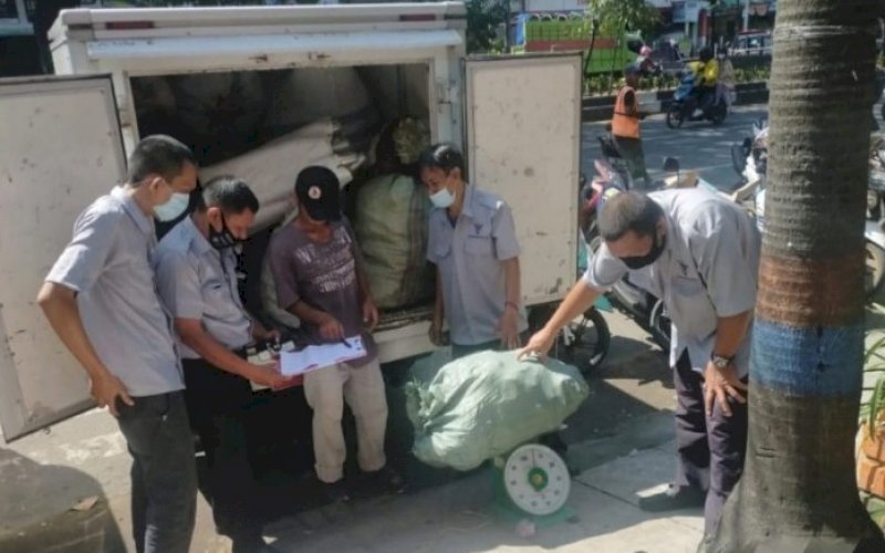 BANK SAMPAH. Proses penimbangan di Bank Sampah Unit. foto: humas pd pasar makassar