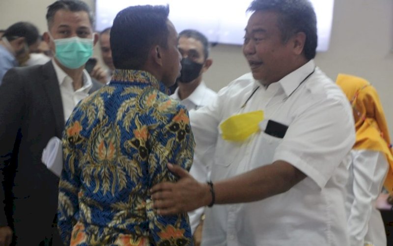 RICUH. Dua legislator DPRD Provinsi Sulsel nyaris adu jotos, Syaharuddin Alrif (kiri) dan Arfandy Idris di Tower DPRD Sulsel, Rabu (23/6/2021). foto: istimewa