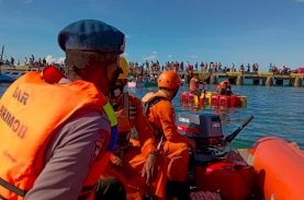 SAR Brimob Bone Bantu Evakuasi Kapal Terbakar di Pelabuhan Bajoe