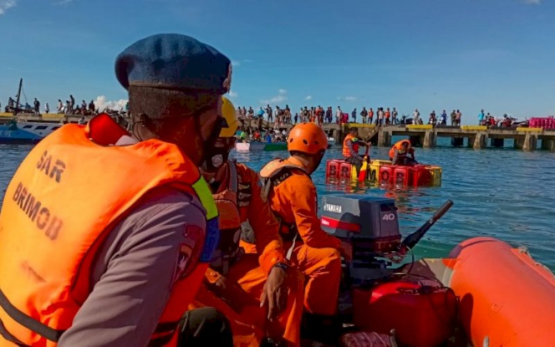 EVAKUASI. Tim AR Brimob Bone melakukan evakuasi kapal terbakar yang tengah bersandar di pelabuhan rakyat Bajoe, Kabupaten Bone, Jumat (25/6/2021). foto: humas brimob bone
