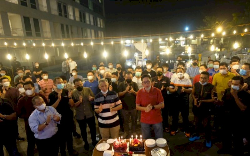 ULANG TAHUN. Suasana perayaan ulang tahun Ketua MCC Liem Tjong San yang berulang tahun di Claro Makassar, Jumat (25/6/2021). foto: humas mcc