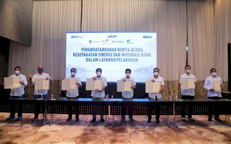 SINERGI. Penandatanganan berita acara kesepakatan sinergi dan integrasi BUMN dalam layanan pelabuhan. foto: humas pelindo IV