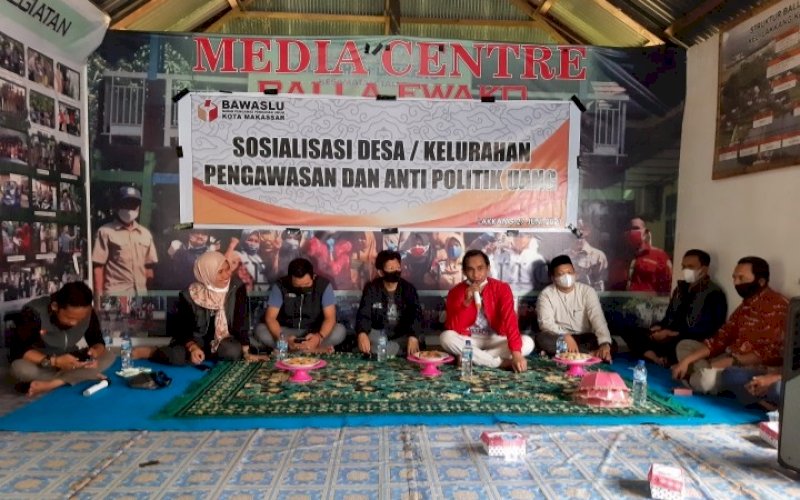 SOSIALISASI. Ketua DPRD Kota Makassar, Rudianto Lallo (keempat kanan), berbicara pada sosialisasi Pembentukan Desa/Kelurahan Pengawasan dan Anti Politik Uang di Kelurahan Lakkang, Kecamatan Tallo, Minggu (27/6/2021). foto: doelbeckz/pluz.id