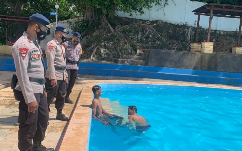 PATROLI. Personel SAR Batalyon C Pelopor Satbrimob Polda Sulsel mengelar patroli ke objek wisata Tanjung Palette yang berada di Kelurahan Pallette dan pelabuhan penyeberangan Bajoe Kecamatan Tanete Riattang Timur, Kabupaten Bone, Minggu (27/6/2021). foto: humas brimob bone
