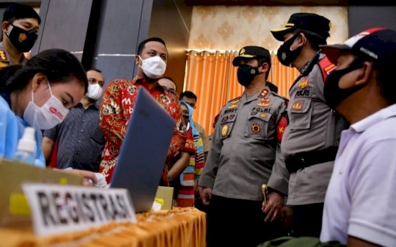 PENINJAUAN. Plt Gubernur Sulsel, Andi Sudirman Sulaiman, saat meninjau pelaksanaan vaksinasi massal di Asrama Haji Sudiang, Makassar, Sabtu (26/6/2021). foto: humas pemprov sulsel