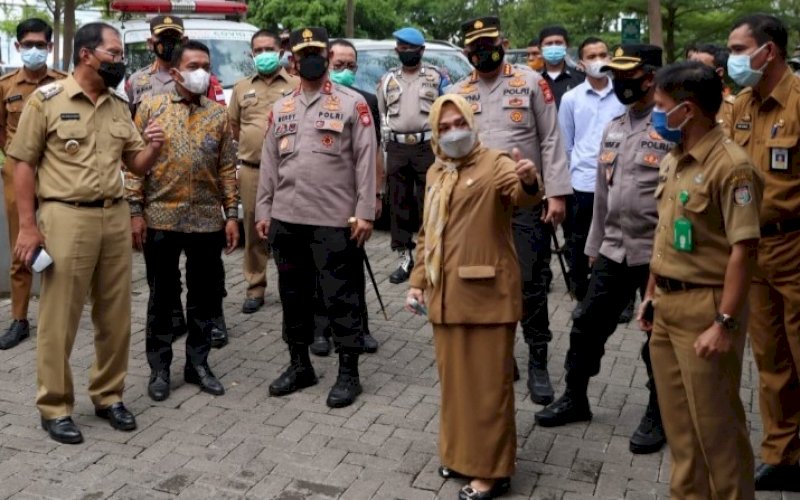 PENINJAUAN. Wali Kota Makassar Moh Ramdhan Pomanto didampingi Kapolda Sulsel Irjen Pol Merdisyam, Kapolrestabes Makassar Kombes Witnu Urip Laksana, dan Wakil Ketua DPRD Sulsel Syahruddin Alrif memantau kesiapan langsung daya tampung RS Daya, Senin (28/6/2021). foto: humas pemkot makassar