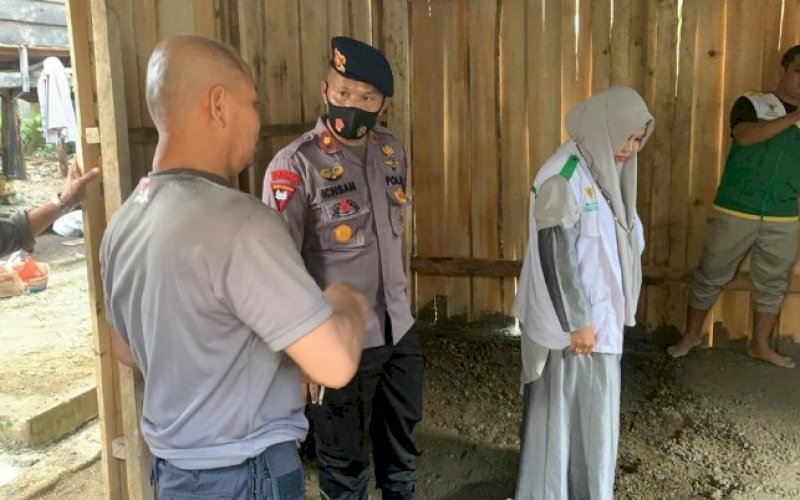 BEDAH RUMAH. Danyon C Pelopor Satbrimob Polda Sulsel, Kompol Nur Ichsan, saat menghadiri acara penyerahan kunci bedah rumah di Lingkungan Lalebata, Kelurahan Bukaka, Kecamatan Tanete Riattang, Kabupaten Bone, Senin (28/6/2021). foto: humas brimob bone