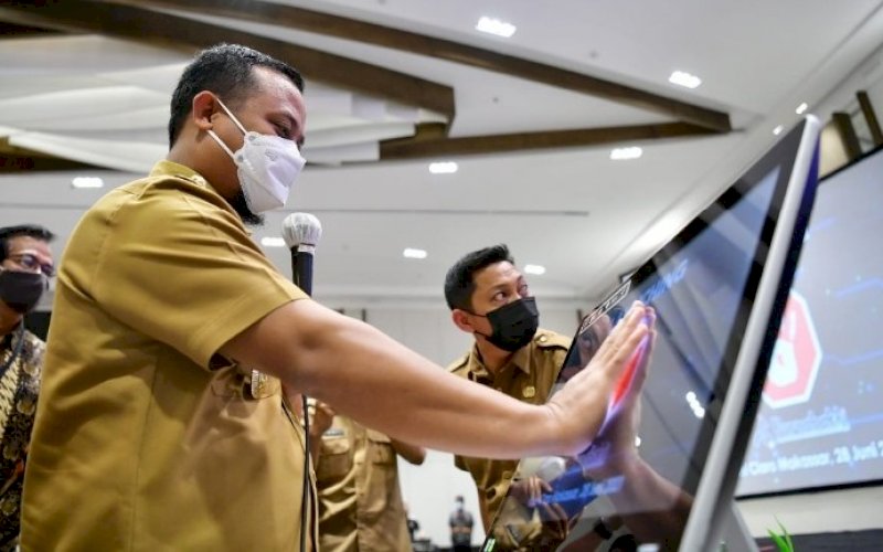 LAUNCHING. Plt Gubernur Sulsel, Andi Sudirman Sulaiman, melaunching aplikasi Purnabakti atau Pengurusan Administrasi Pemberhentian PNS Berbasis Elektronik dan Terintegrasi di Claro Makassar, Senin (28/6/2021). foto: humas pemprov sulsel