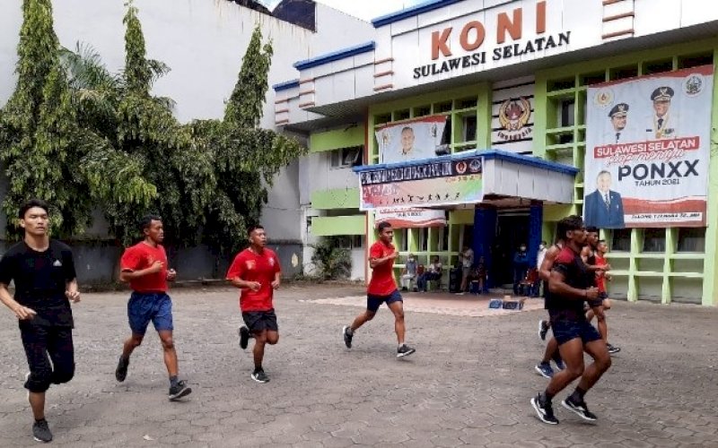TES. Atlet Sulsel mengikuti tes di halaman depan Kantor KONI Sulsel, Selasa (29/6/2021). foto: humas koni sulsel