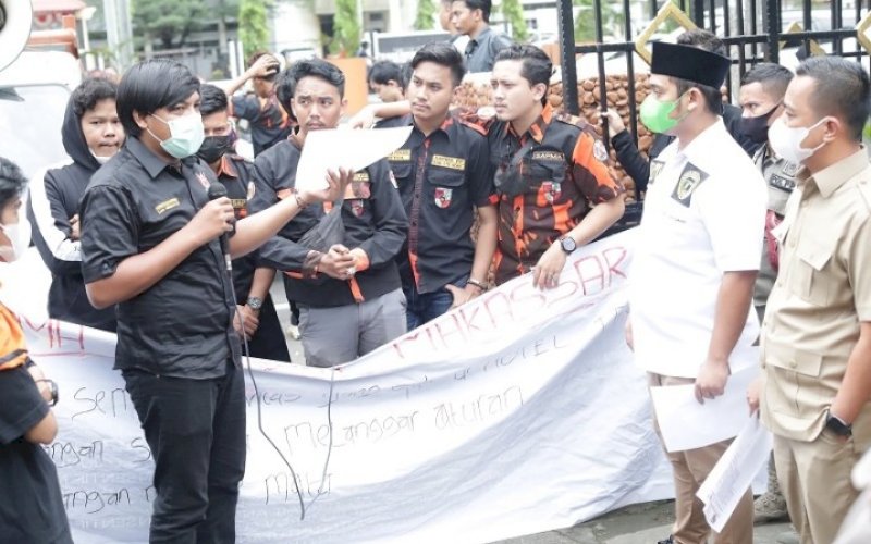 TERIMA ASPIRASI. Anggota DPRD Kota Makassar, Rachmat Taqwa Quraisy, menerima aspirasi puluhan demonstran yang tergabung dalam organisasi Sapma PP Kota Makassar di depan Gedung DPRD Kota Makassar, Selasa (29/6/2021). foto: istimewa
