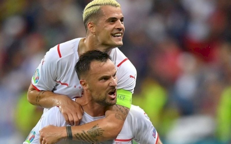 Haris Seferovic bersama Granit Xhaka. foto: twitter @euro2020