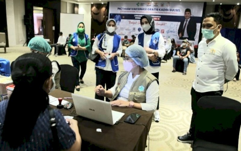 VAKSINASI GRATIS. Direktur Eksekutif Kadin Provinsi Sulsel, Muh Taufik Anas (kanan) memantau jalannya vaksinasi gratis yang digelar Kadin Provinsi Sulsel di Hotel Four Points by Sheraton Makassar,&nbsp;Rabu (30/6/2021). foto: istimewa