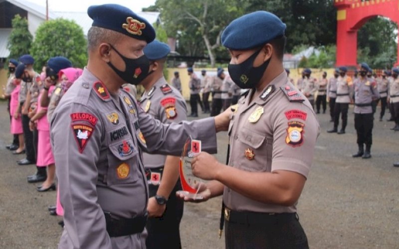 PELEPASAN. Danyon C Pelopor Satbrimob Polda Sulsel, Kompol Nur Ichsan (kiri), melepas personel yang mutasi dan akan bertugas Batalyon D Pelopor dan bermarkas di Baebunta, Kabupaten Luwu Utara, Selasa (29/6/2021). foto: istimewa
