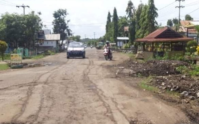 MULAI DIKERJA. Kondisi jalan di ruas Cabenge, di Kecamatan Lilirilau, Kabupaten Soppeng, mulai dikerja. foto: humas pemprov sulsel
