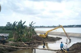 BBWS Pompengan Jeneberang Keruk Sungai di Antang