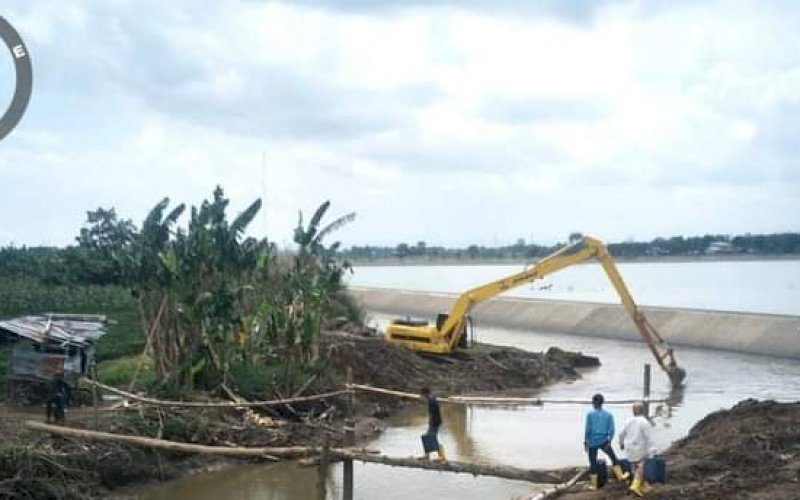 PENGERUKAN. Tim BBWS Pompengan Jeneberang melakukan pengerukan di wilayah Antang, Blok 8 dan Blok 10, yang setiap tahunnya menjadi daerah langganan banjir. foto: humas bbws-pj