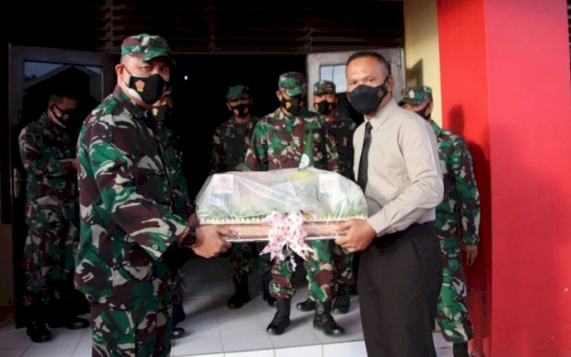 KEJUTAN. Dandim 1407/Bone Letkol Kav Budiman (kiri) memberikan kejutan kepada Danyon C Pelopor Satbrimob Polda Sulsel Kompol Nur Ichsan di halaman Mako Batalyon C Pelopor, Kamis (1/7/2021). foto: istimewa