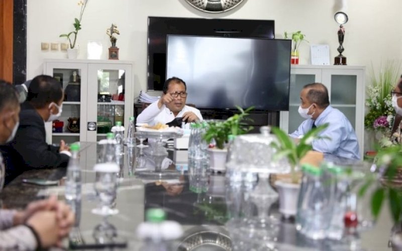 PERTEMUAN. Wali Kota Makassar Moh Ramdhan Pomanto menerima Ketua Perhimpunan Hotel dan Restoran Indonesia (PHRI) Provinsi Sulsel Anggiat Sinaga bersama rombongan di kediaman pribadinya, Jl Amirullah, Kota Makassar, Jumat (2/7/2021). foto: humas pemkot makassar