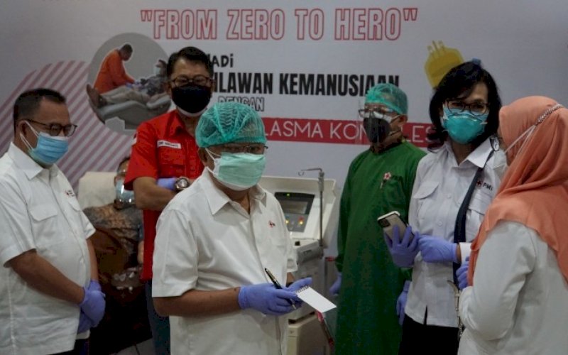PENINJAUAN. Ketua Umum PMI, HM Jusuf Kalla, melakukan kunjungan ke Unit Donor Darah PMI DKI Jakarta untuk meninjau proses pelaksaan donor plasma konvalesen, Jumat (2/7/2021). foto: istimewa