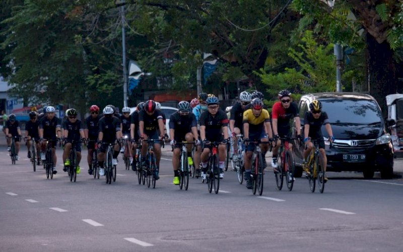 TERTIB. Anggota komunitas MCC selalu tertib lalu lintas saat gowes bareng, seperti terekam, belum lama ini. foto: humas mcc