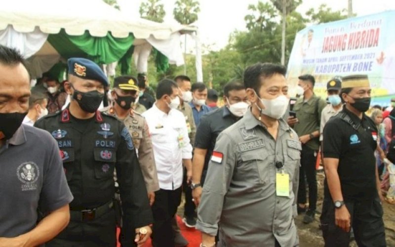 PENGAWALAN. Danyon C Pelopor Kompol Nur Ichsan (kiri) turun langsung mengawal Menteri Pertanian Syahrul Yasin Limpo yang melaksanakan kunjungan kerja di Desa Lanca, Kecamatan Tellu Siattinge, Kabupaten Bone, Sabtu (3/7/2021). foto: istimewa