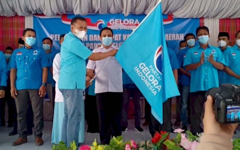 PELANTIKAN. Ketua DPW Partai Gelora Sulsel Syamsari Kitta yang juga sebagai Bupati Takalar melantik pengurus DPD Partai Gelora Kabupaten Bulukumba, Minggu (4/7/2021). foto: istimewa