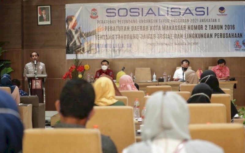 SOSIALISASI PERDA. Ketua DPRD Kota Makassar, Rudianto Lallo, melakukan sosialisasi Perda Kota Makassar Nomor 2 tahun 2016 tentang Tanggung Jawab Sosial dan Lingkungan Perusahaan di Hotel D'Maleo Makassar, Minggu (4/7/2020). foto: istimewa
