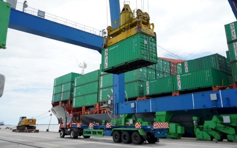 KINERJA PELABUHAN. Aktivitas di Pelabuhan Makassar. PT Pelindo IV (Persero) mencatat secara total realisasi laba setelah pajak pada triwulan I-2021 sebesar Rp97,95 miliar atau meningkat 12,62 persen dibandingkan dengan realisasi pada periode yang sama tahun lalu. foto: istimewa