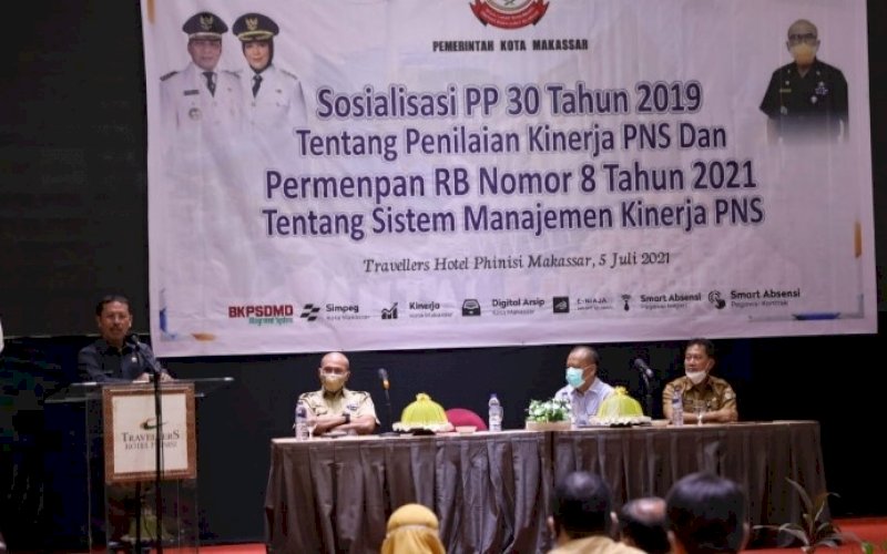 BERI ARAHAN. Sekda Kota Makassar, Muh Ansar, memberikan arahan saat membuka sosialisasi PP 30 Tahun 2019 tentang Penilaian Kinerja PNS serta Permenpan RB Nomor 8 Tahun 2021 tentang sistem manajemen kepegawaian negeri sipil lingkup Pemkot Makassar. foto: istimewa