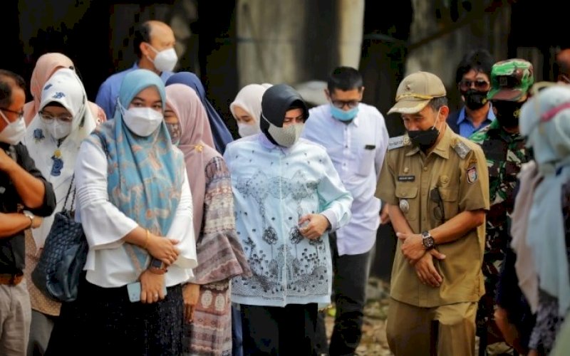 KUNJUNGAN. Ketua Tim Penggerak PKK Kota Makassar, yang juga selaku Bunda PAUD Kota Makassar, Indira Jusuf 99, mengunjungi lokasi perencanaan pembangunan Taman Kanak-kanak/Pendidikan Anak Usia Dini (TK/Paud) di Kecamatan Manggala, Senin (5/7/2021). foto: istimewa
