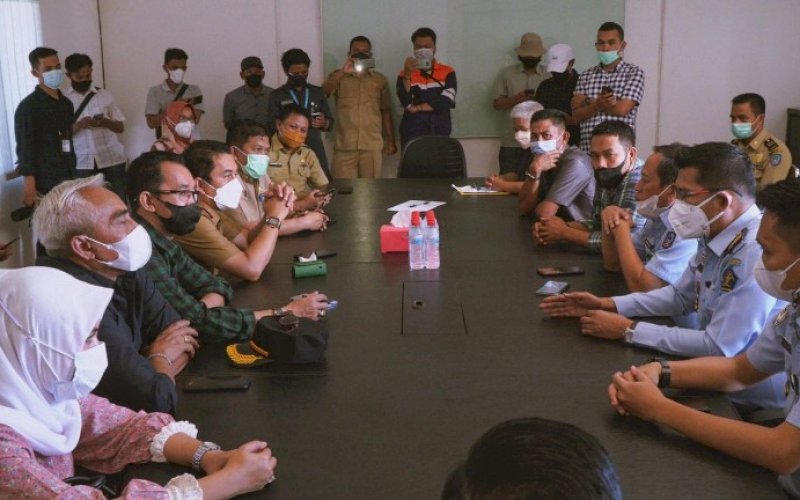 KLARIFIKASI. Kepala Dinas Tenaga Kerja dan Transmigrasi Sulsel Andi Darmawan Bintang, Kepala Dinas Kominfo SP Sulsel Amson Padolo, Kepala Dinas Tenaga Kerja Bantaeng Irvandi, dan pihak Imigrasi, turun langsung ke PT Huadi Nickel-Alloy Indonesia di Kabupaten Bantaeng, untuk melakukan klarifikasi dan mengecek legalitas dokumen para TKA asal Tiongkok, Senin (5/7/2021). foto: istimewa