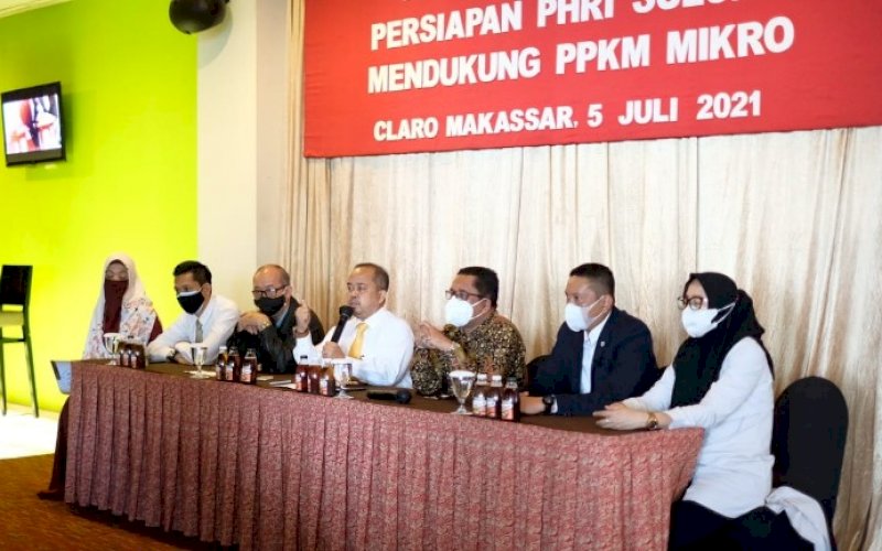 BERI KETERANGAN. Ketua BPD PHRI Sulsel, Anggiat Sinaga (tengah), memberikan keterangan resmi mendukung PPKM Mikro di Executive Lounge Claro Makassar, Senin (5/7/2020). foto: istimewa