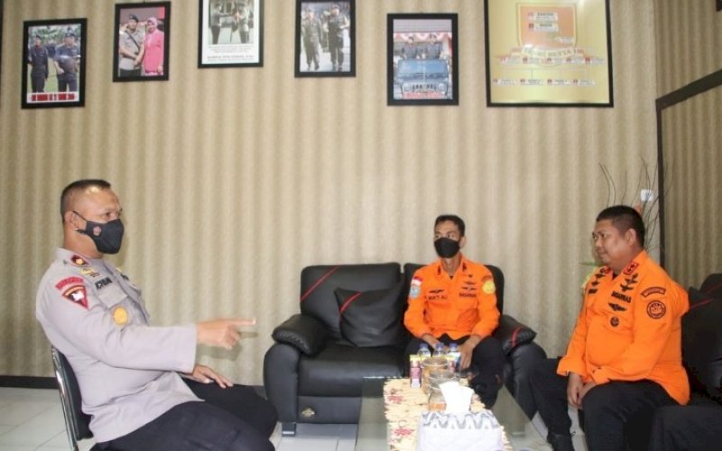 SILATURAHMI. Danyon C Pelopor Satbrimob Polda Sulsel Kompol Nur Ichsan menerima kunjungan silaturahmi Kepala Basarnas Sulsel Djunaidi, Selasa (6/7/2021). foto: istimewa