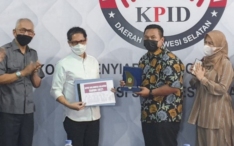 SILATURAHMI. Ketua KPID Sulsel Muhammad Hasrul Hasan (kedua kanan) menerima kunjungan silaturahmi Ketua Komisi A DPRD Sulsel Selle Ks Dalle (kedua kiri) bersama rombongan di kantor KPID Sulsel, Rabu (7/7/2021). foto: istimewa