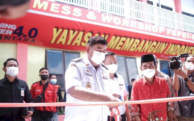 PERESMIAN. Sekda Provinsi Sulsel, Abdul Hayat Gani, meresmikan gedung BLK Komunitas FSPBI-KSN di Kabupaten Maros, Rabu (7/7/2021). foto: istimewa