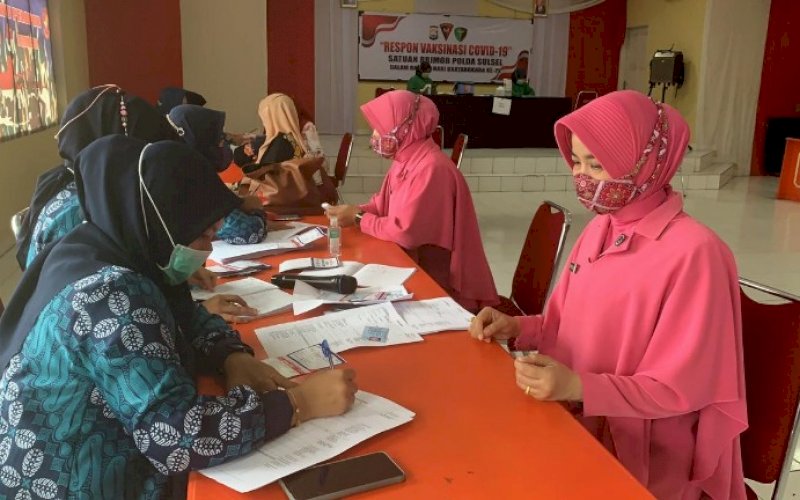 VAKSINASI. Batalyon C Pelopor Satbrimob Polda Sulsel menggelar vaksinasi massal untuk ibu-ibu Bhayangkari Ranting Batalyon C Pelopor, keluarga, dan masyarakat di Mako Batalyon C Pelopor, Kabupaten Bone, Kamis (8/7/2021). foto: istimewa