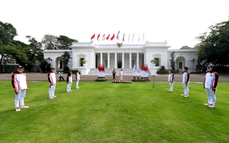 UPACARA PELEPASAN. Presiden Joko Widodo pada Upacara Pelepasan Tim Indonesia Menuju Olimpiade Tokyo Tahun 2021 di Halaman Istana Merdeka, Jakarta, Kamis (8/7/2021). foto: istimewa