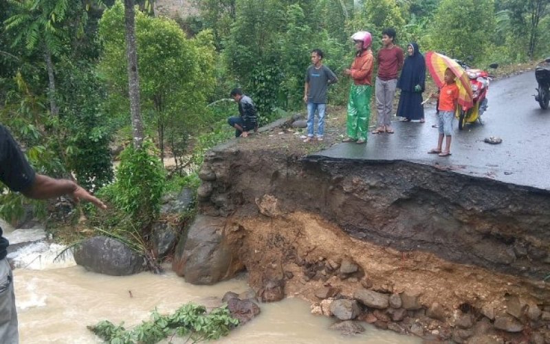 DAMPAK BANJIR. Tim Reaksi Cepat BPBD Kabupaten Bulukumba melakukan peninjauan lokasi jembatan putus di Desa Tammaona, Kecamatan Sindang, Kabupaten Bulukumba, Sulsel, Kamis (8/7/2021). foto: istimewa