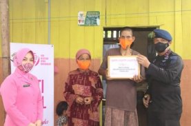 Peringatan HKGB Ke-69, Personel dan Bhayangkari Brimob Bone Santuni Warga Kurang Mampu