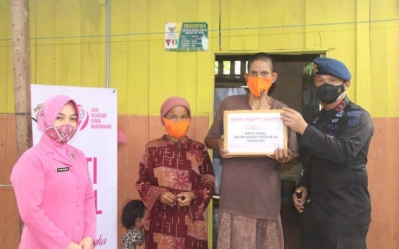 PEDULI. Danyon C Pelopor, Kompol Nur Ichsan, memimpin personel dan Bhayangkari Ranting Batalyon C Pelopor menyambangi warga kurang mampu untuk memberikan bantuan paket sembako, Jumat (9/7/2021). foto: istimewa