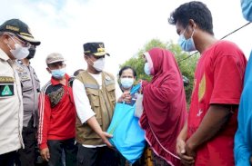 Plt Gubernur Sulsel Serahkan Rp3,5 Miliar Bantuan Keuangan dan Penanganan Banjir di Jeneponto