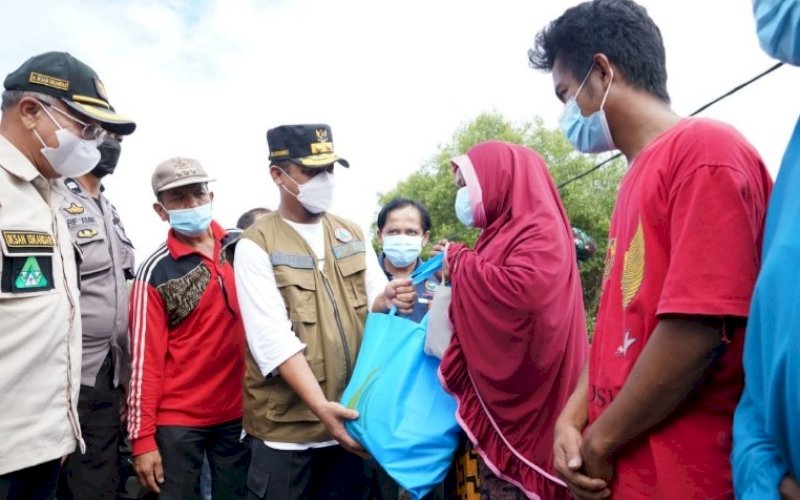 BANTUAN. Plt Gubernur Sulsel, Andi Sudirman Sulaiman, menyerahkan bantuan untuk korban terdampak banjir bandang di Kabupaten Jeneponto, Jumat (9/7/2021). foto: istimewa