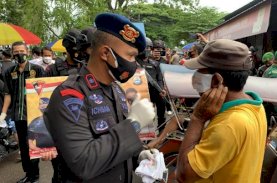 Waspada Covid-19, Danyon Brimob Bone Turun Langsung Bagikan Masker