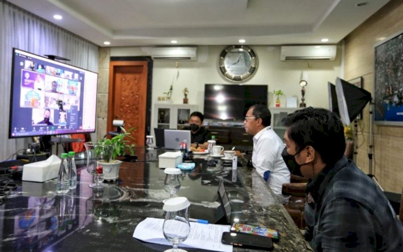 PERSIAPAN. Wali Kota Makassar, Moh Ramdhan Pomanto, memantau secara virtual persiapan Satgas Detektor di kediaman pribadinya, Jumat (9/7/2021). foto: istimewa
