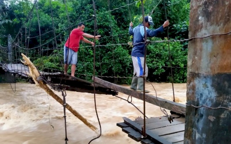DAMPAK BANJIR. Kondisi jembatan rusak akibat banjir yang terjadi di Kabupaten Bulukumba, Provinsi Sulael, seperti terekam, Jumat (9/7/2021) pagi. foto: istimewa