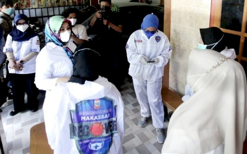 PENINJAUAN. Wakil Wali Kota Makassar, Fatmawati Rusdi, meninjau secara langsung kegiatan Satgas Detektor, Sabtu (10/7/2021). foto: istimewa