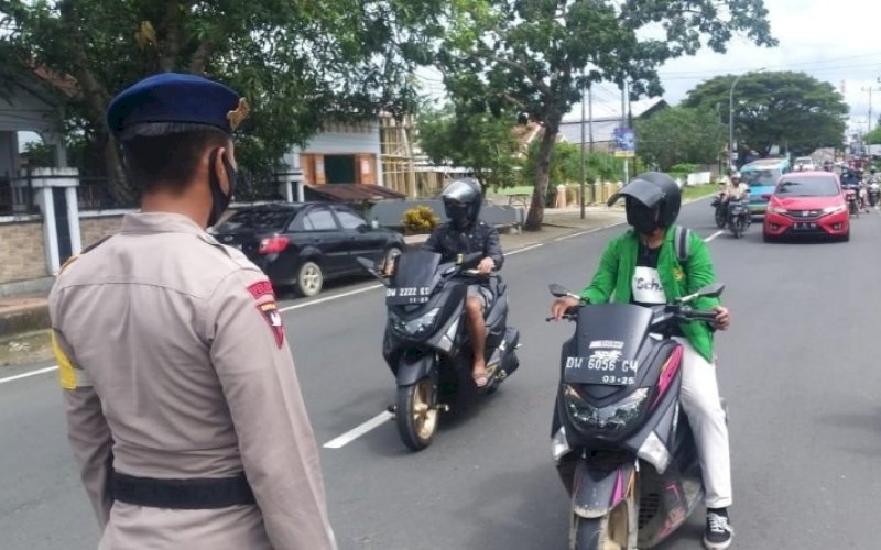 HENING CIPTA. Personel Brimob Bone menghentikan semua aktivitasnya dan anggota yang jaga di Mako menghentikan seluruh kendaraan yang melintas di depan Mako sembari mengajak masyarakat untuk berdoa bersama mendoakan agar pandemi Covid-19 lekas berakhir di Indonesia, Sabtu (10/7/202). foto: istimewa