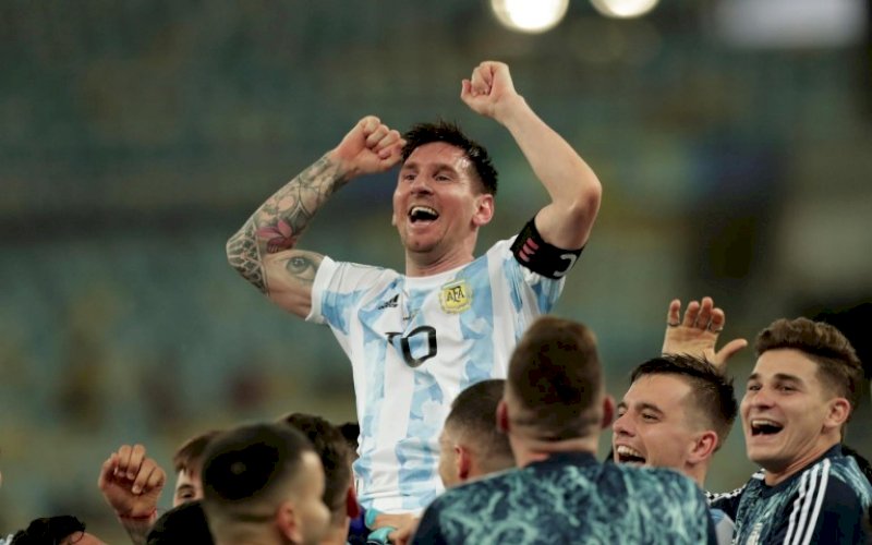 JUARA. Lionel Messi diangkat rekan-rekanya usai memastikan Argentina juara Copa America 2021 usai mengalahkan Brasil 1-0 pada final di Maracana, Minggu (11/7/2021) pagi WITA. foto: istimewa